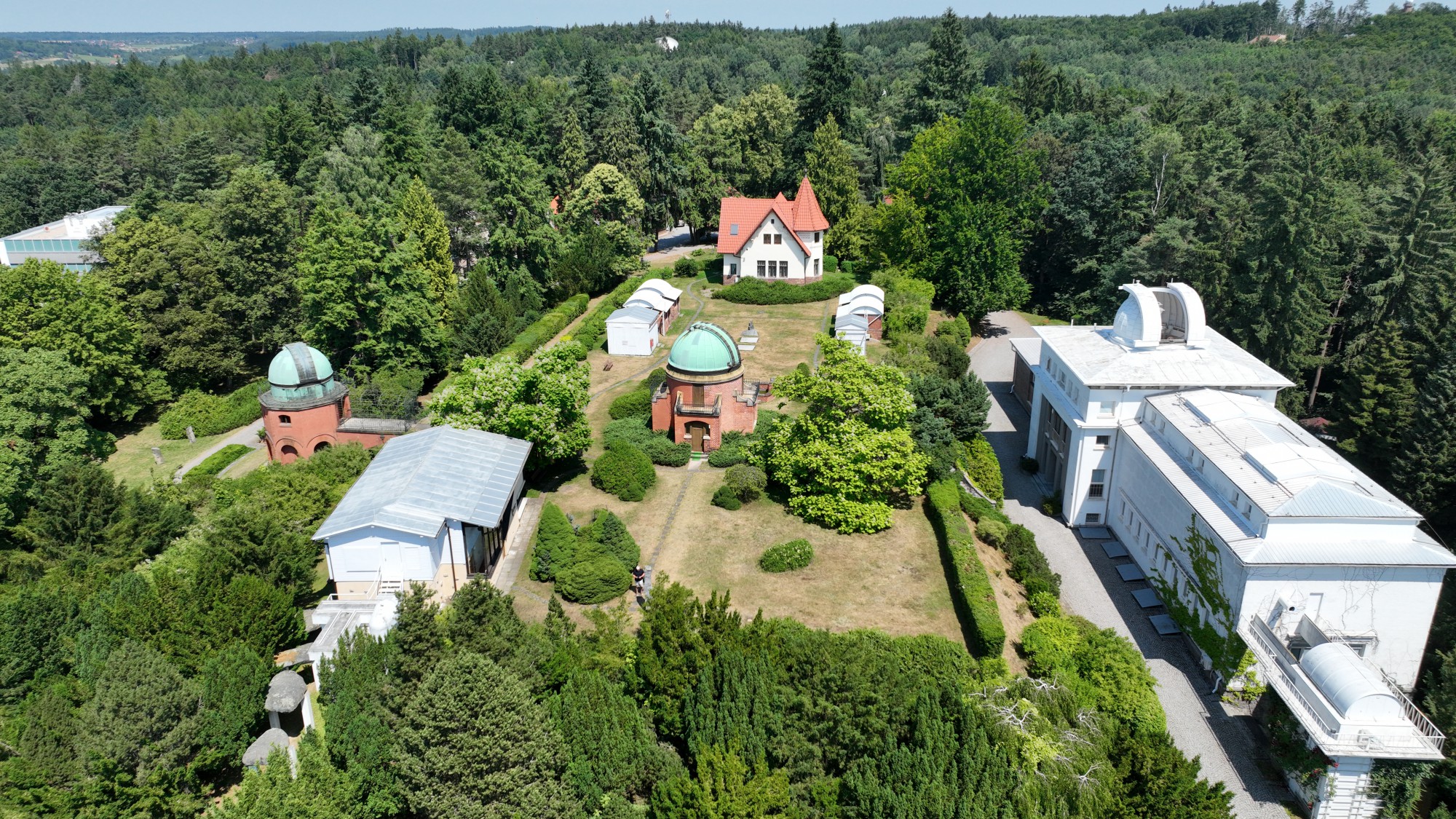 JEDNO Z NEJDŮLEŽITĚJŠÍCH VĚDECKÝCH PRACOVIŠŤ VE SVÉM OBORU V EVROPĚ. ZABÝVÁ SE POZOROVÁNÍM SLUNCE A DALŠÍCH HVĚZD, MEZIPLANETÁRNÍ HMOTY ČI VYSOKOENERGETICKÝCH OBJEKTŮ VE VESMÍRU.