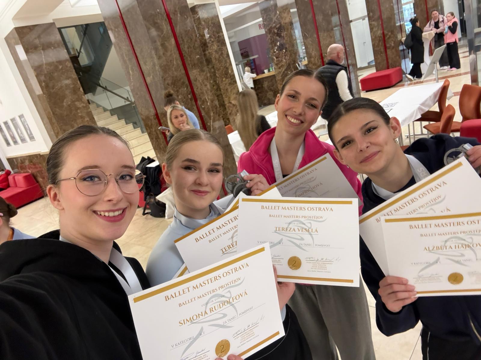 BALET MASTERS OSTRAVA – 2. MÍSTO POMÍJIVOST (TEREZA VESELÁ, ALŽBĚTA HÁJKOVÁ, KLÁRA CIMPRICHOVÁ, SIMONA RUDOLFOVÁ) PEDAGOG IVANA SIKOROÁ