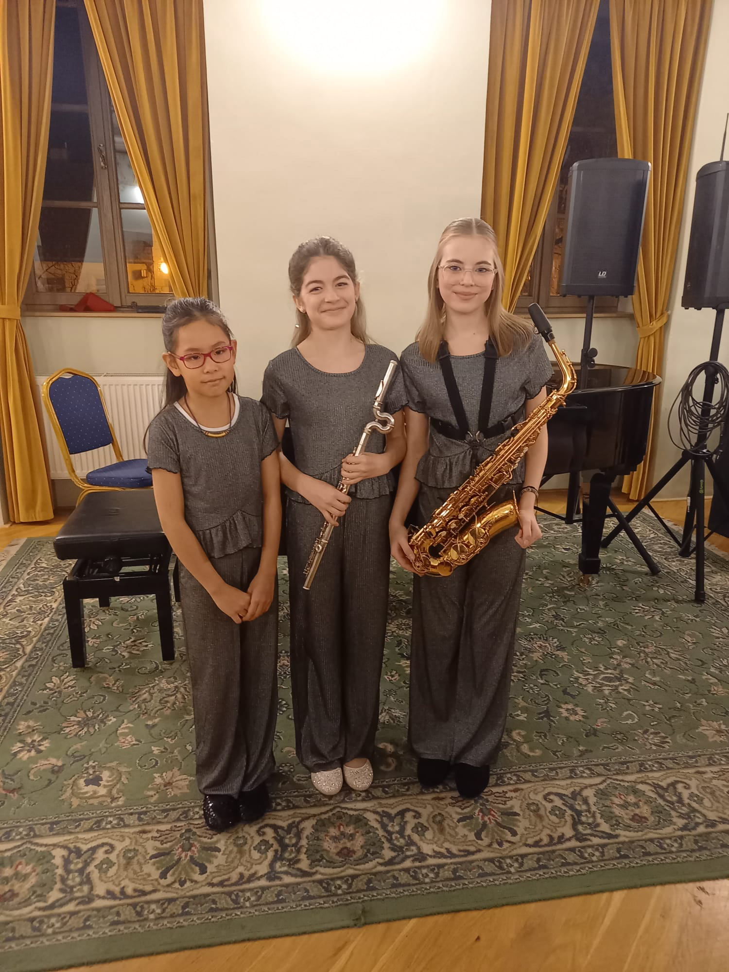 DECHOVÉ TRIO S KLAVÍREM – NATÁLIE<BR>KUBÁTOVÁ FLÉTNA (PED. B. KOŘÍNKOVÁ), MARIE NĚMCOVÁ SAXOFON (PED. T. REMEK), ZILIN LI KLAVÍR (PED. P. MALÍNEK)