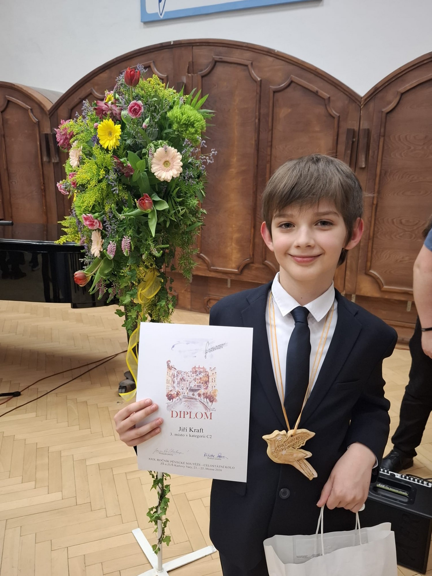 JIŘÍ KRAFT – 3.CENA ÚSTŘEDNÍ KOLO PĚVECKÉ SOUTĚŽE KARLOVARSKÝ SKŘIVÁNEK (PED. D. STROMKO)