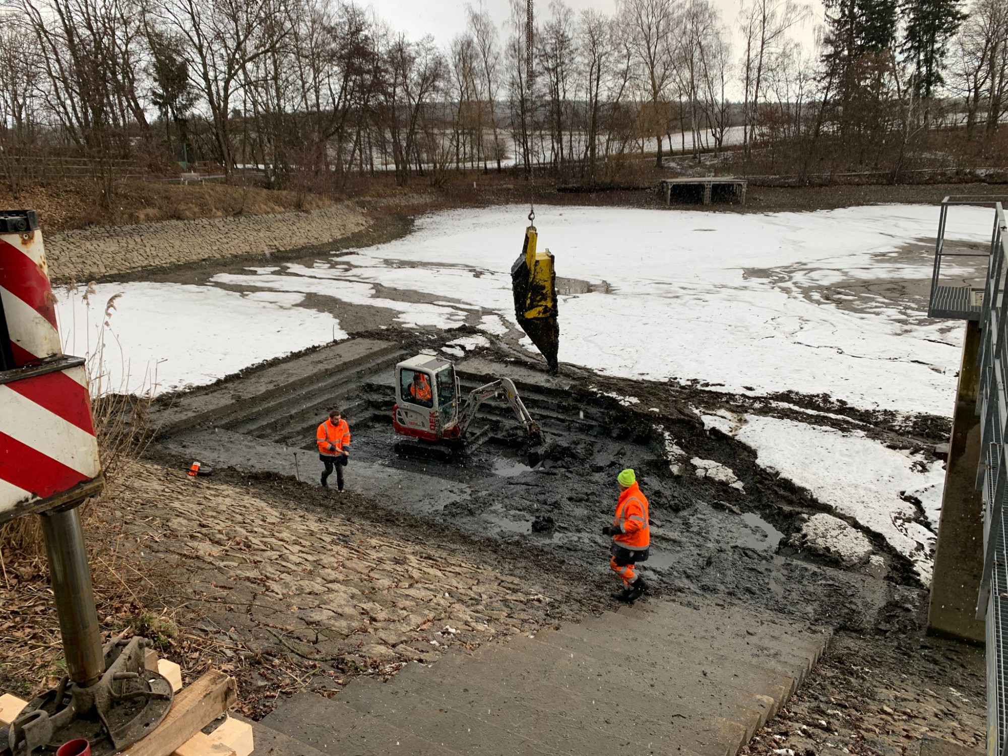 Odtěžený materiál byl průběžně odvážen. Práce jsme koordinovali tak, aby dopad na okolí byl co nejmenší.