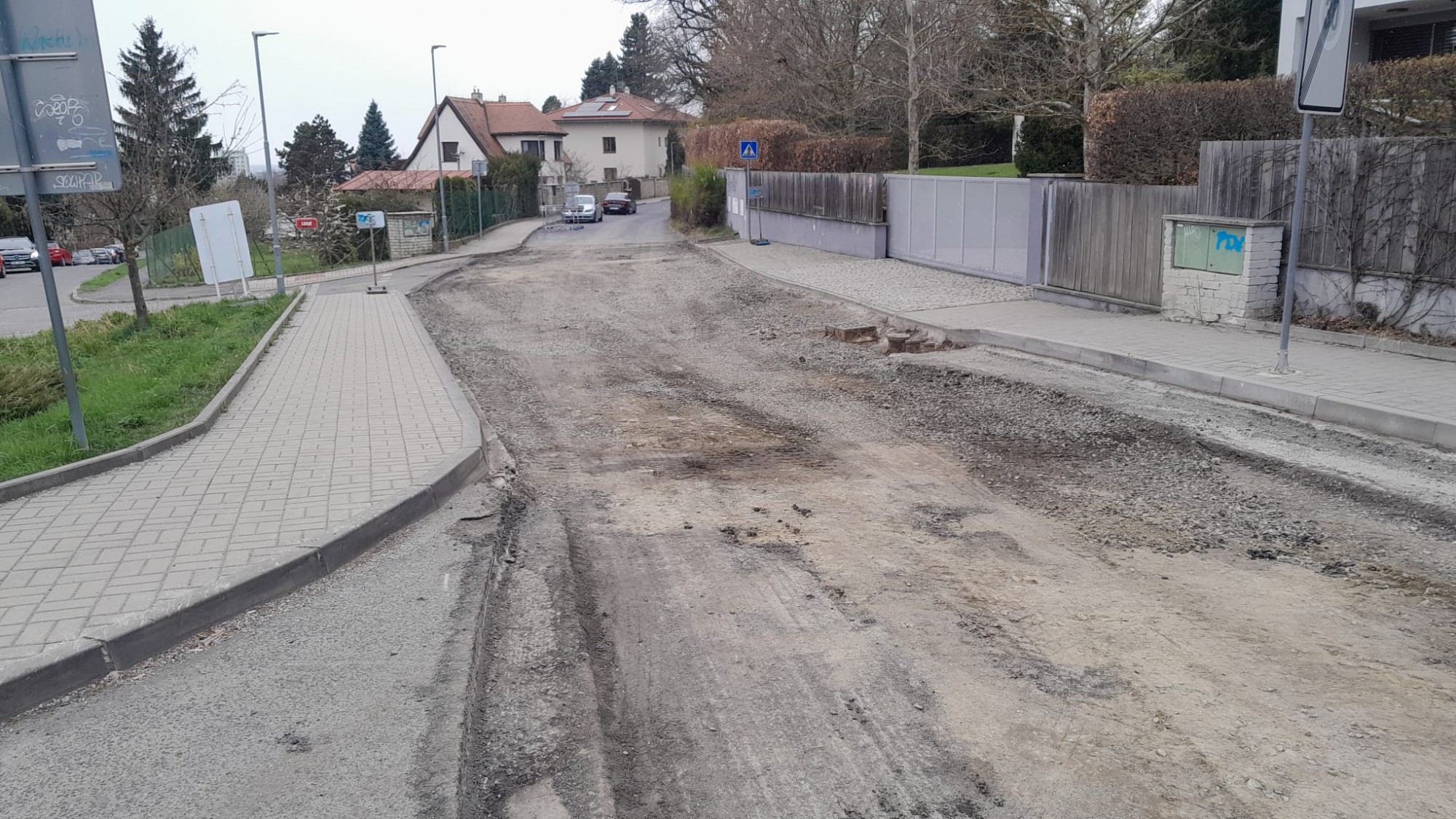 STAVEBNÍ FIRMA PŘED POKLÁDKOU NOVÉ ASFALTOVÉ VRSTVY OPRAVILA POŠKOZENOU ČÁST PODLOŽÍ