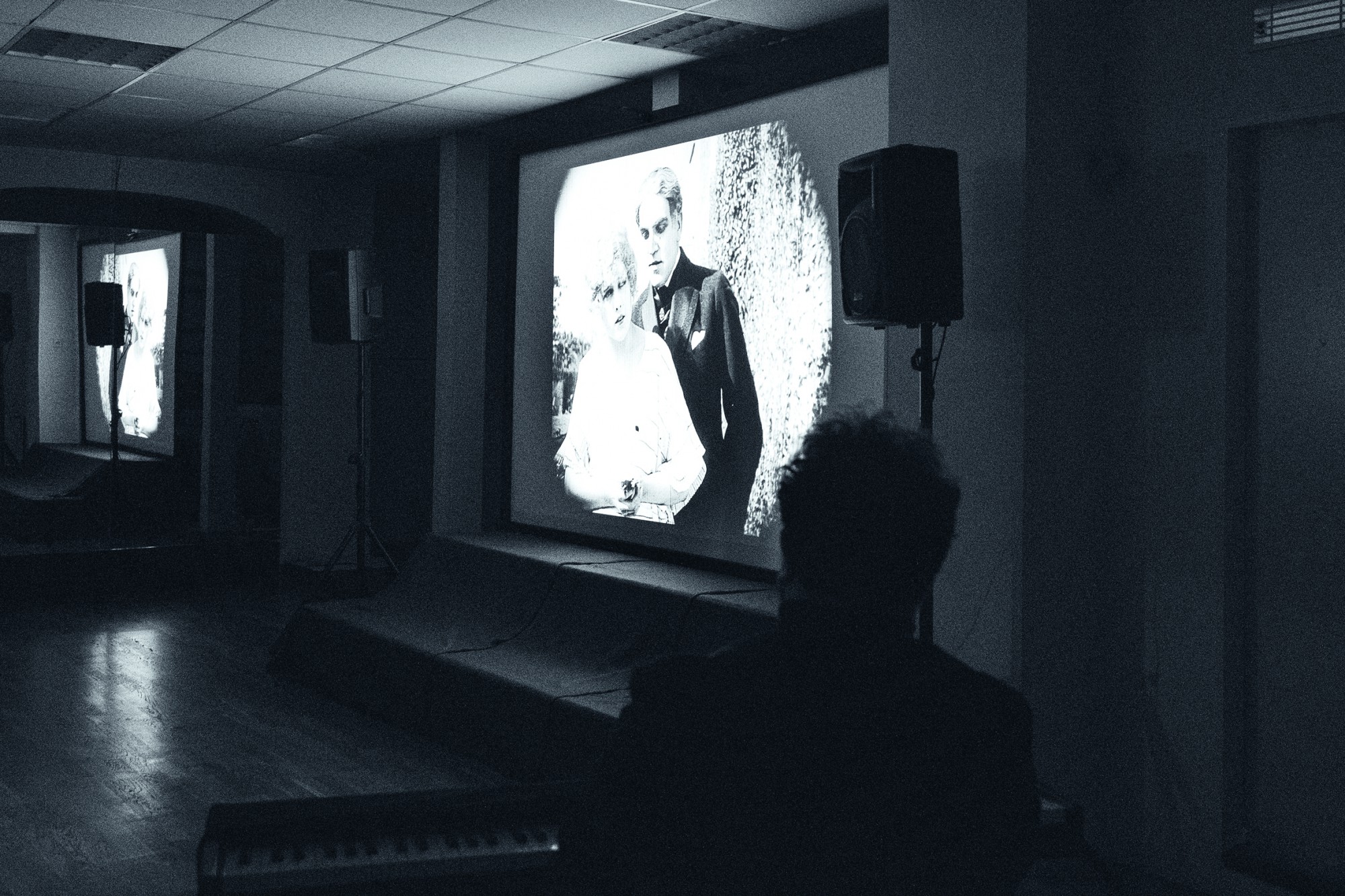 FILM PŘÍCHOZÍ Z TEMNOT Z ROKU 1921