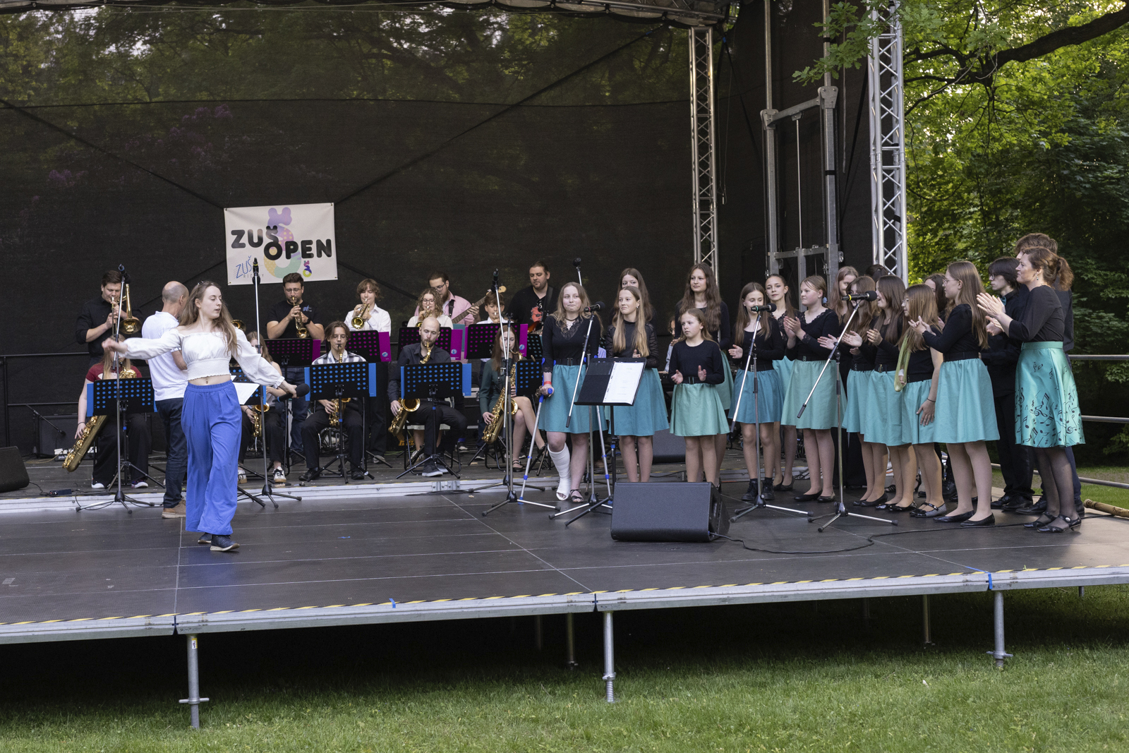 ZUŠ OPEN ŘÍČANY<BR>LETOS JSME NEZMOKLI A KVĚTNOVÉ ČTVRTEČNÍ ODPOLEDNE JSME SI KRÁSNĚ UŽILI. DĚKUJEME RODIČŮM A PŘÁTELŮM ZA SKVĚLOU NÁVŠTĚVNOST – OLIVOVNA BYLA PLNÁ POSLUCHAČŮ. ÚČAST BYLA MEZINÁRODNÍ – SOUČÁSTÍ TOHOTO SKVĚLÉHO DNE BYLA HUDEBNÍ ŠKOLA Z BORKENU.