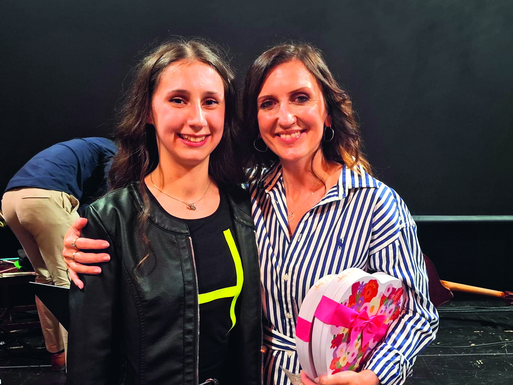 MENART 2026<BR>AKADEMIE MENART JE ČESKÝ STIPENDIJNÍ A MENTORINGOVÝ PROGRAM PRO TALENTOVANÉ ŽÁKY ZÁKLADNÍCH UMĚLECKÝCH ŠKOL (ZUŠ) A JEJICH PEDAGOGY. <BR>VELKOU RADOST NÁM UDĚLALA TALENTOVANÁ ŽÁKYNĚ ZUZANA BEZDĚKOVÁ ZE TŘÍDY PANÍ UČITELKY DITY STROMKO, KTERÁ BYLA JEHO SOUČÁSTÍ. PROGRAM NYNÍ VYVRCHOLIL FINÁLOVÝM AUTORSKÝM MUZIKÁLEM S.T.R.A.C.H. (FOTO S RADKOU FIŠAROVOU)