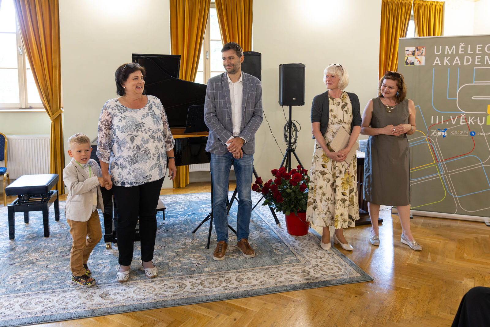 GARANTEM UMĚLECKÉ AKADEMIE III. VĚKU JSOU MĚSTO ŘÍČANY, ZUŠ ŘÍČANY A KOLOBĚH. ZA MĚSTO BLAHOPŘÁLI ABSOLVENTŮM MÍSTOSTAROSTKA HANA ŠPAČKOVÁ A STAROSTA DAVID MICHALIČKA, ZA ZUŠ ŘEDITELKA IVETA SINKULOVÁ A ZA KOLOBĚH ŘEDITELKA EVA HAZDROVÁ KOPECKÁ.