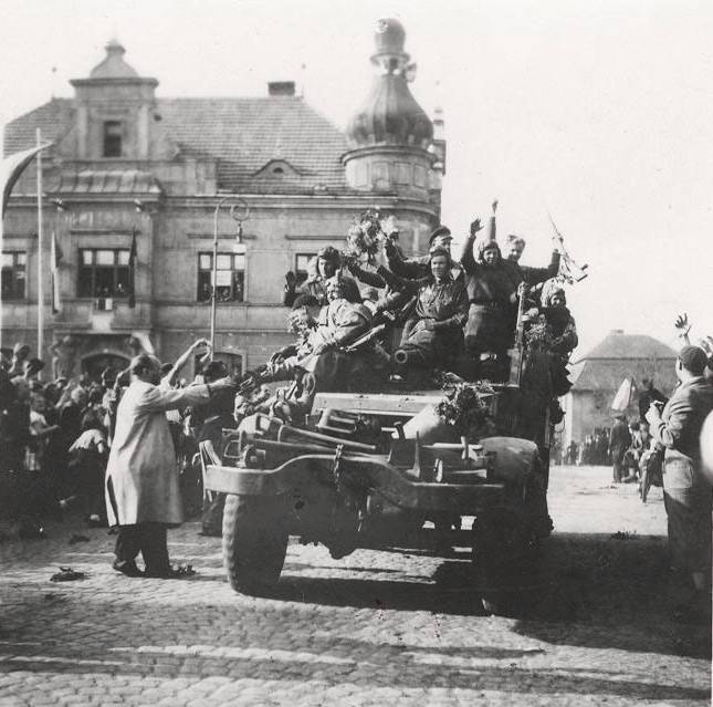 NA FOTOGRAFII Z OSVOBOZENÍ ŘÍČAN 1945 KALICHY NA RADNICI JIŽ CHYBÍ