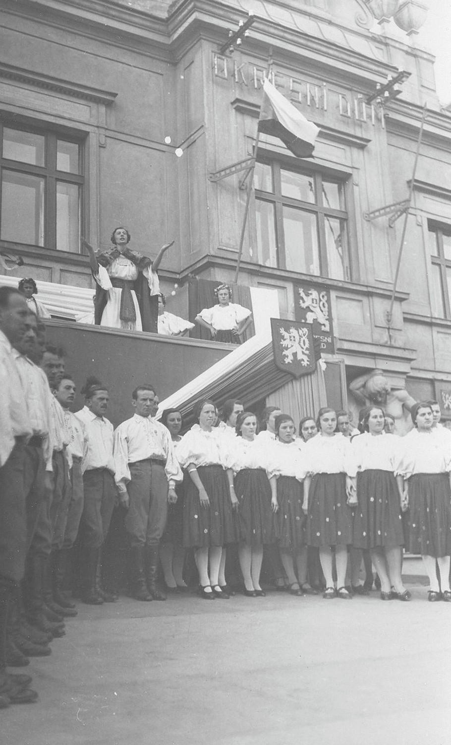 SLAVNOSTNÍ SHROMÁŽDĚNÍ PŘED RADNICÍ U PŘÍLEŽITOSTI ODHALENÍ SOCHY ANTONÍNA ŠVEHLY V ROCE 1936. KALICHY JSOU VIDĚT VPRAVO NAHOŘE.