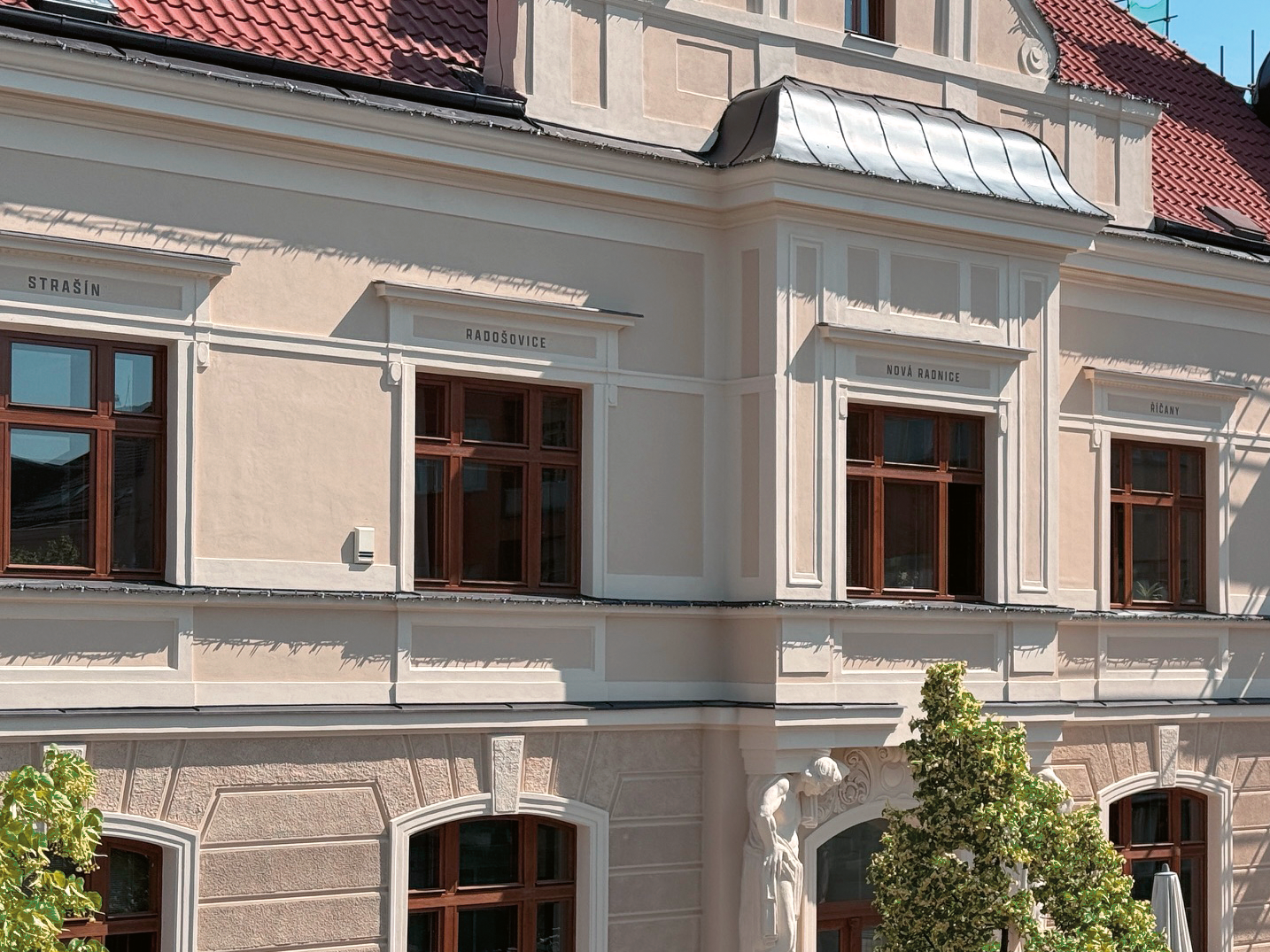 NÁPISY NA RADNICI SYMBOLIZUJÍ, ŽE RADNICE PATŘÍ VŠEM ČÁSTEM ŘÍČAN.