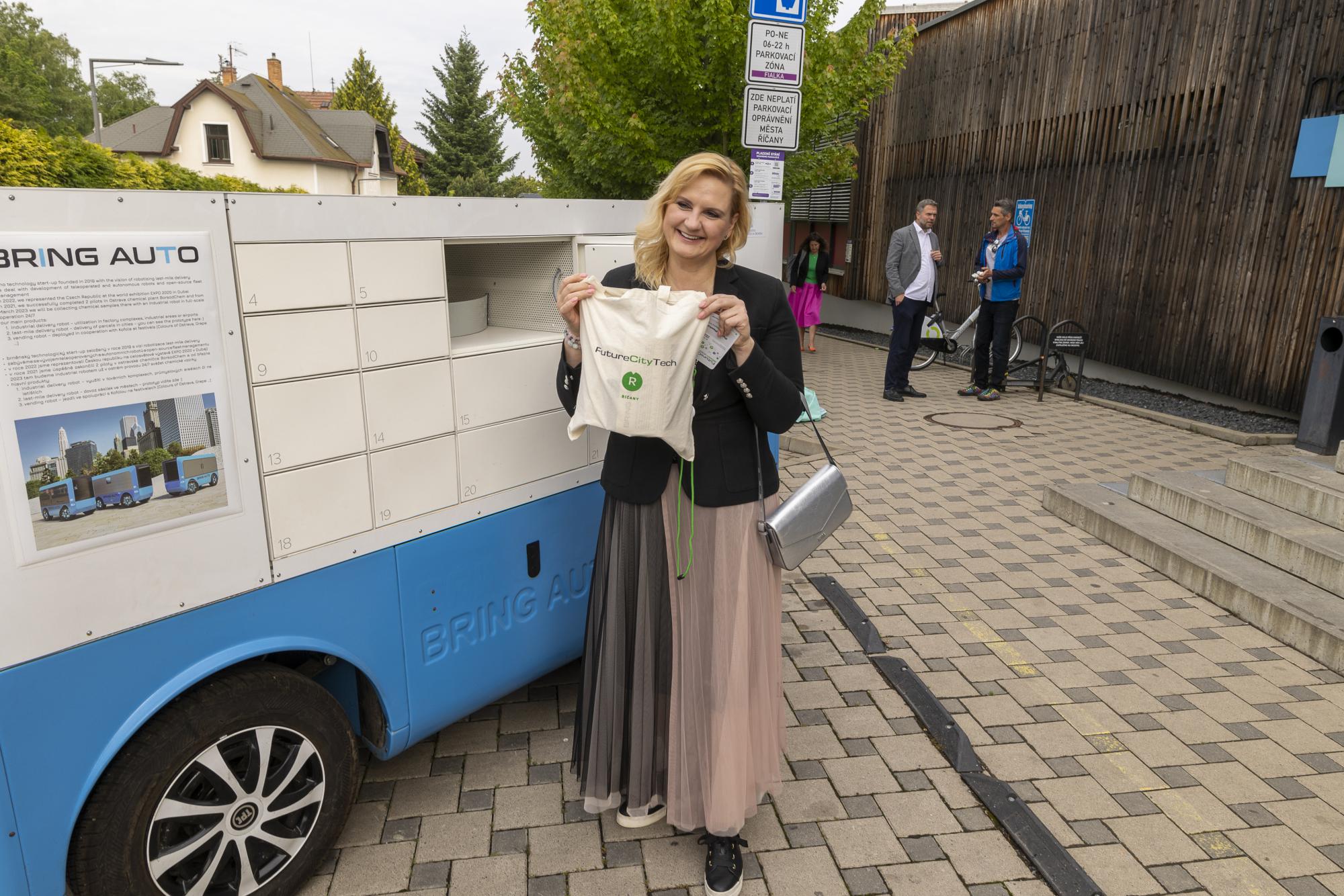 Každý účastník konference dostal kód a mohl si vyzvednout pozornost v autonomním vozítku české společnosti BringAuto, které je určeno k přepravě zásilek.