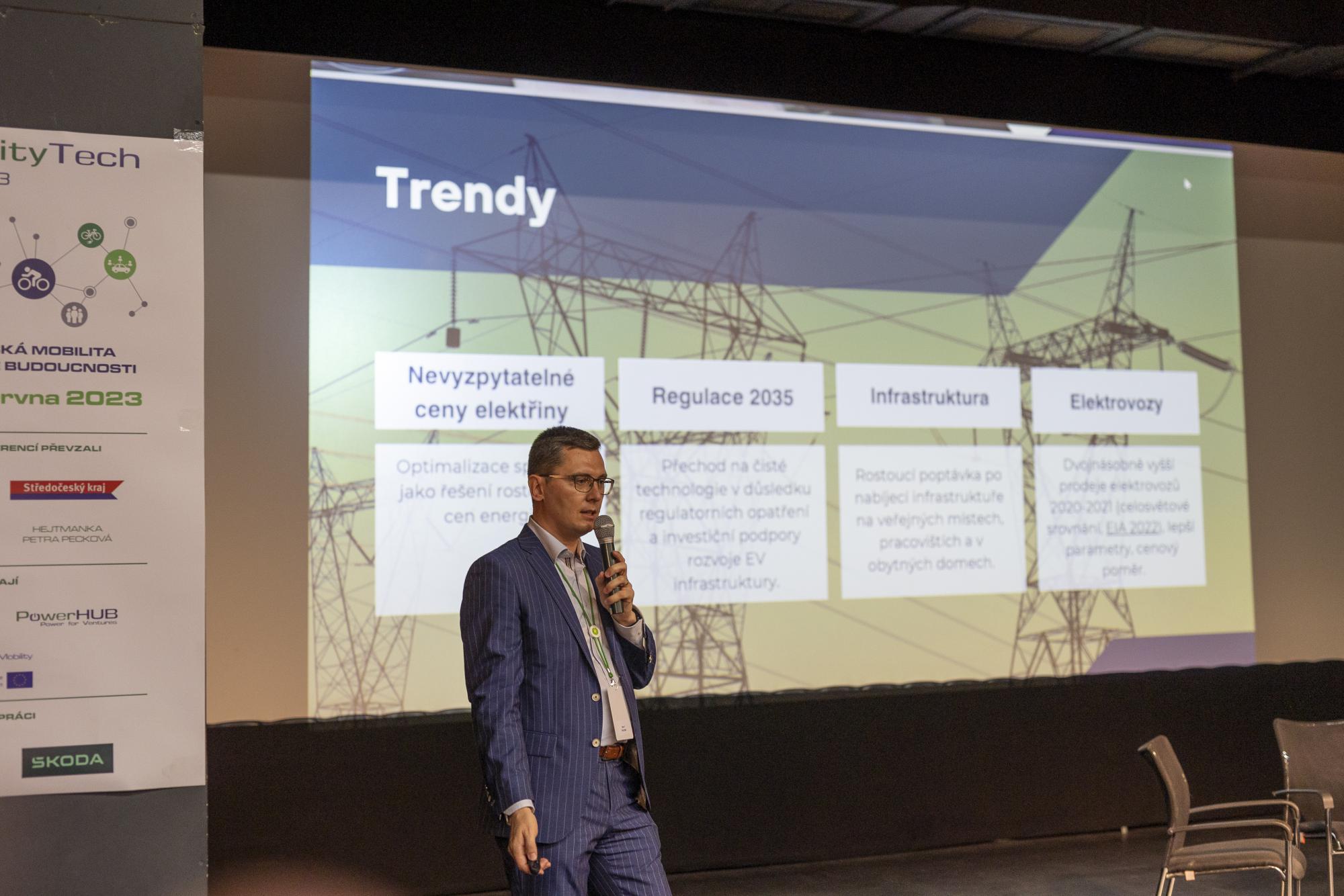 Pavel Chroust z PowerHUB představil aplikacei, která nám umožní efektivně dobíjet elektrovozy.