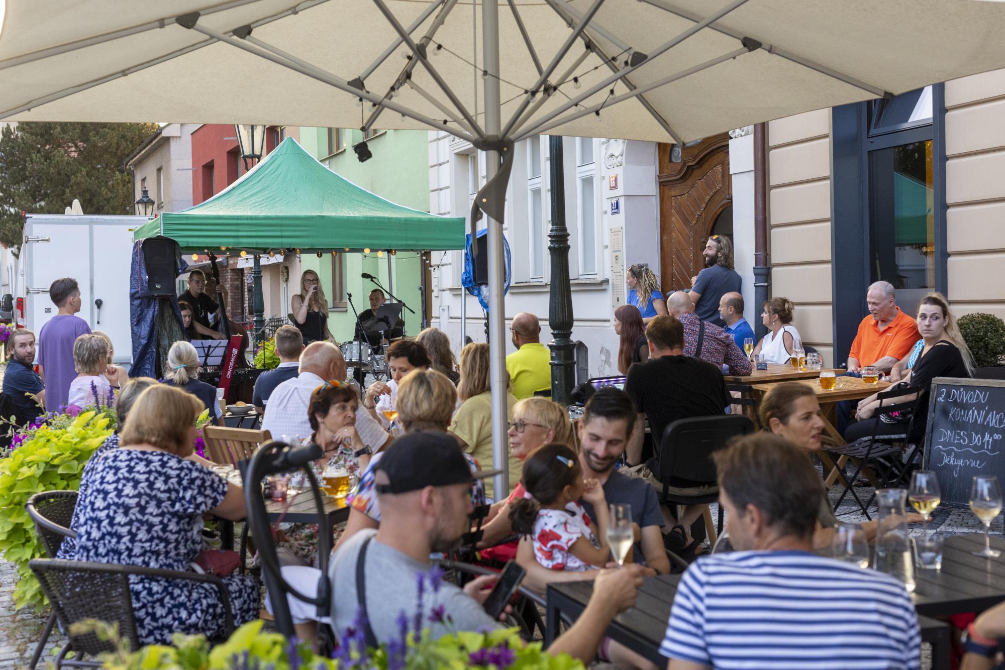 SPOT bistro – VIVA trio s Adélou Donátovou