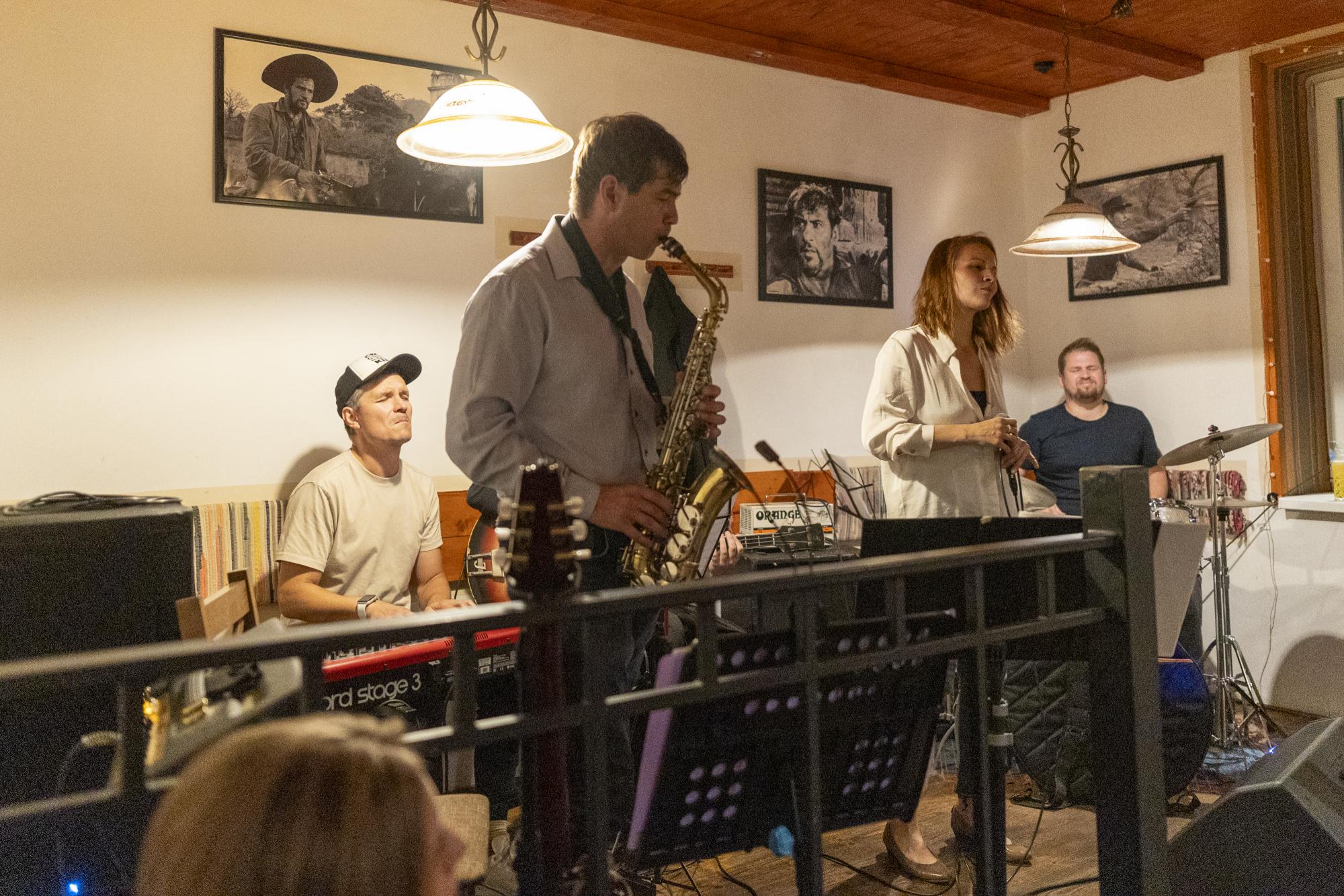 Restaurace U Labutě – Nicol a band