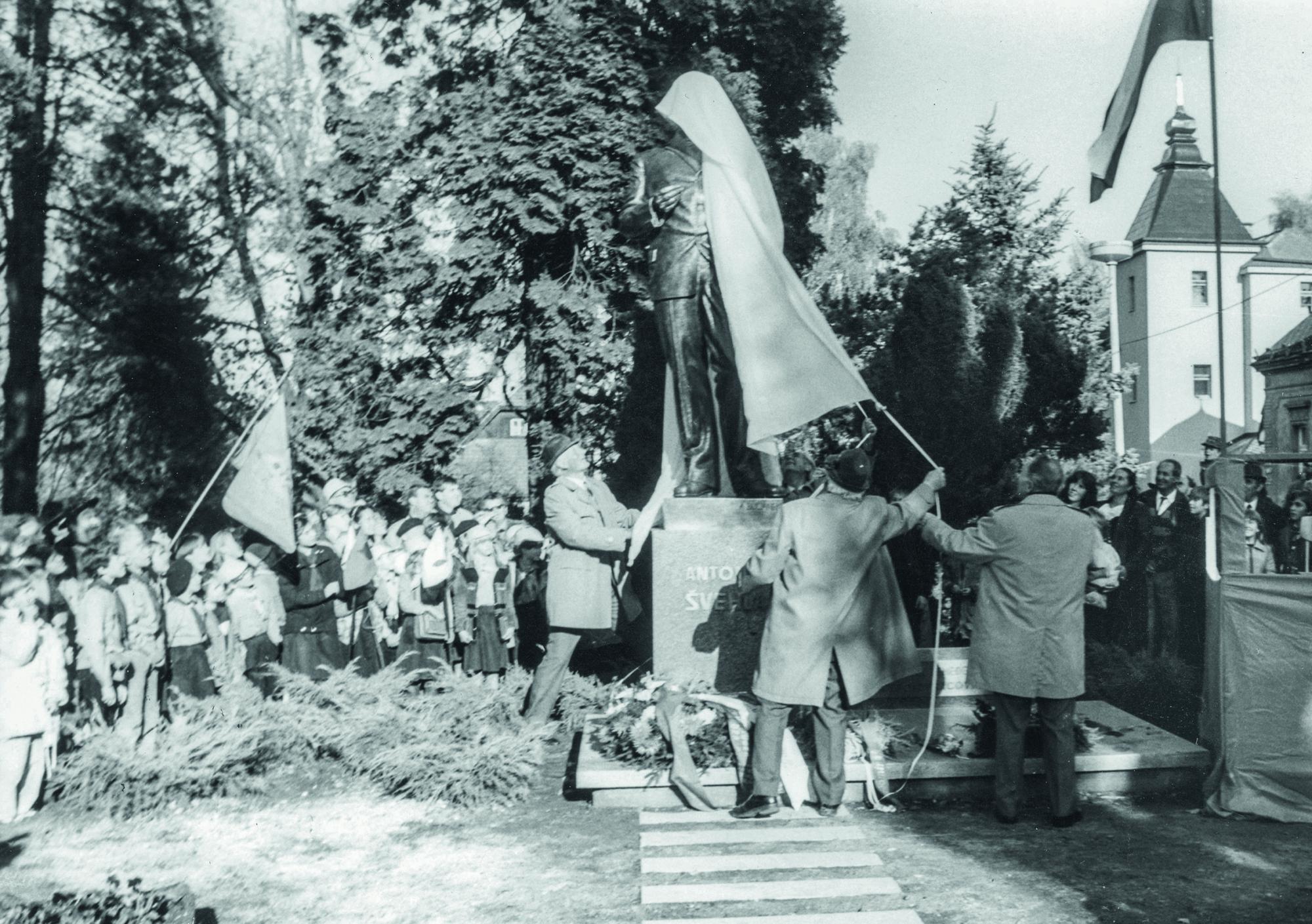 Slavnostní odhalení sochy A. Švehly v parku nedaleko nádraží 28. října 1990