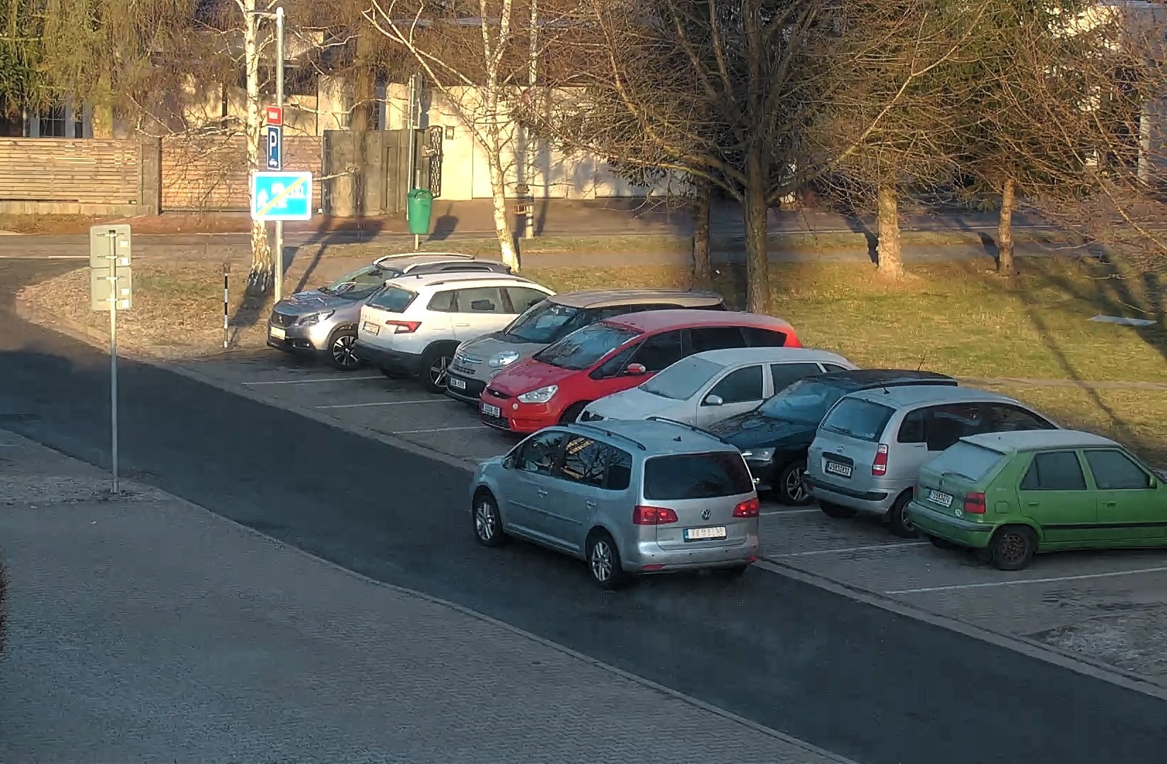 Jednosměrný provoz v ulici Školní v ranních hodinách