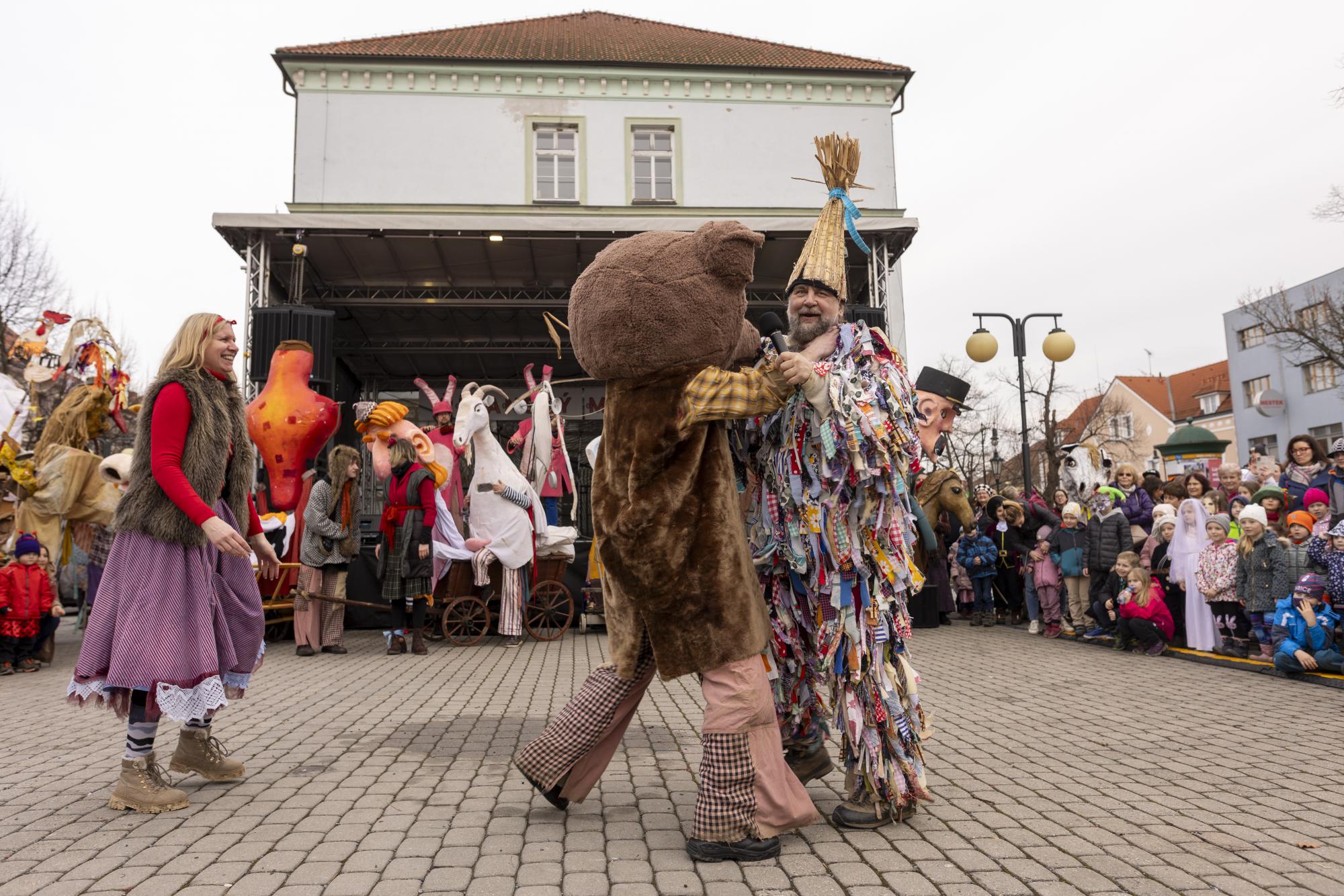Tradiční masopustní zvyky převedlo Divadlo KVELB