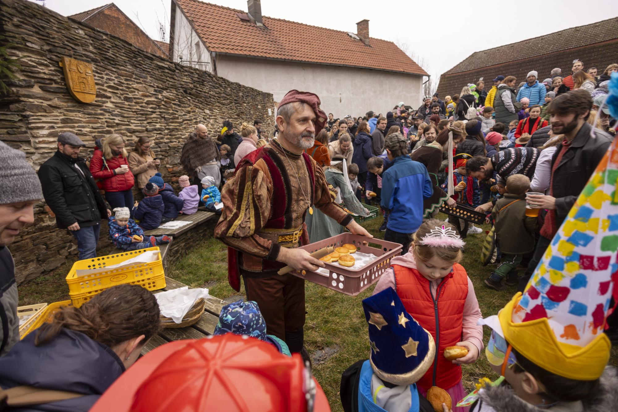 V hradní zahradě přivítal průvod hradní pán a pro děti jsme připravvili koblihy od Pekařství Frydrych