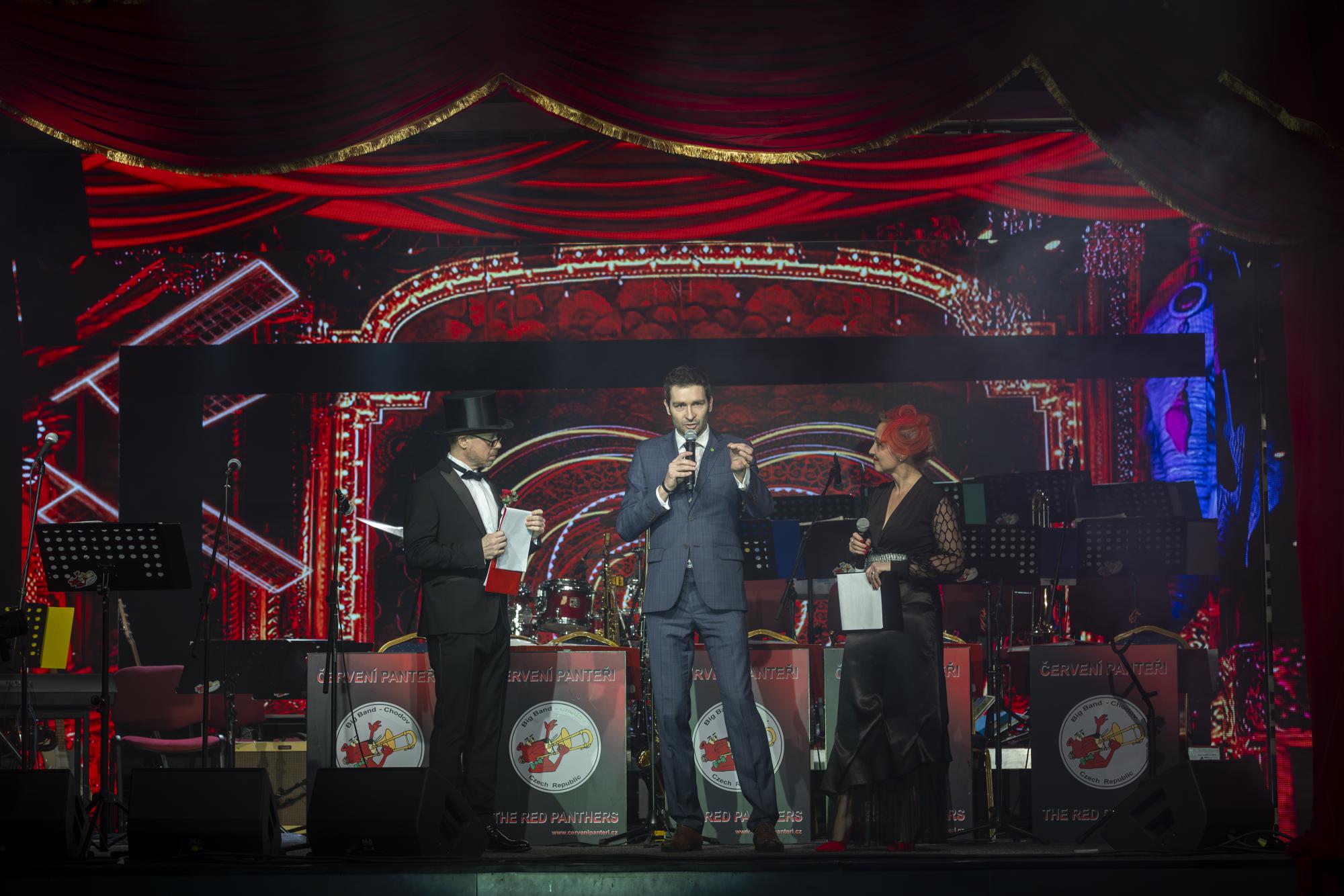 Ples zahájil starosta Ing. David Michalička společně s moderátory Janou Trojanovou a Viktorem Dvořákem.